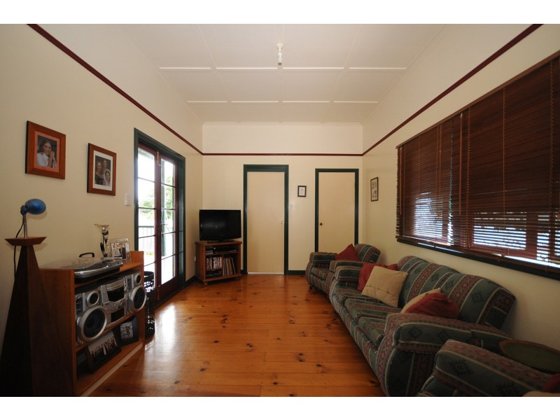 4 Lochel Street, Mount Lofty QLD 4350