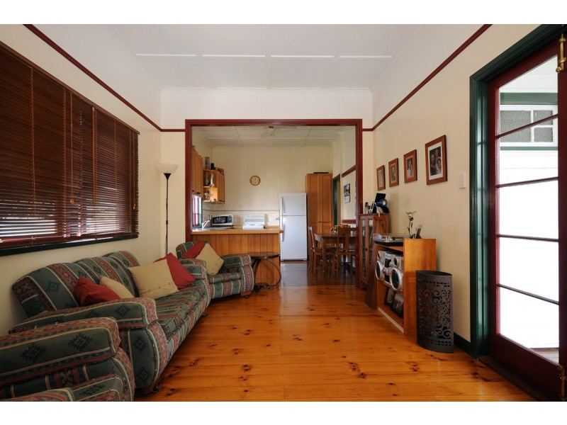 4 Lochel Street, Mount Lofty QLD 4350
