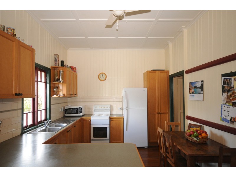 4 Lochel Street, Mount Lofty QLD 4350