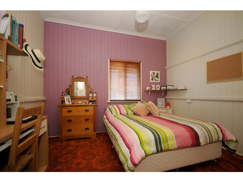 4 Lochel Street, Mount Lofty QLD 4350