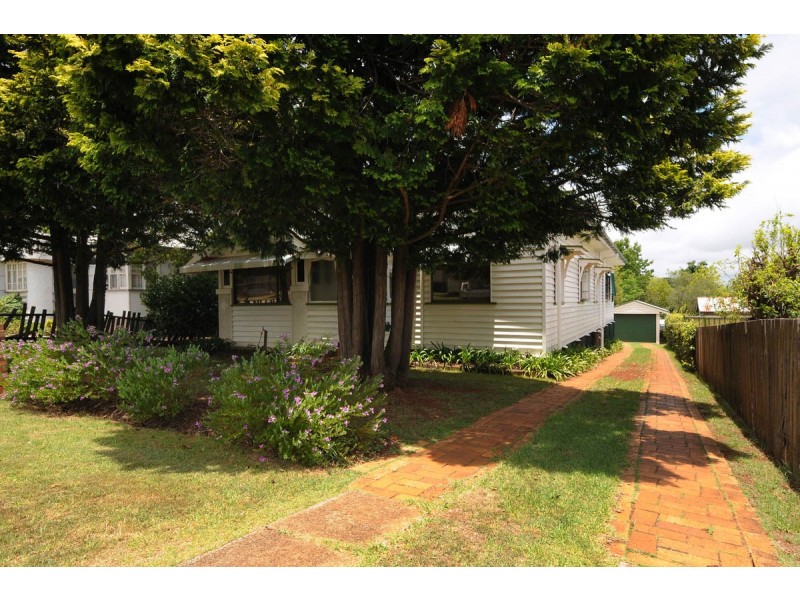 4 Lochel Street, Mount Lofty QLD 4350