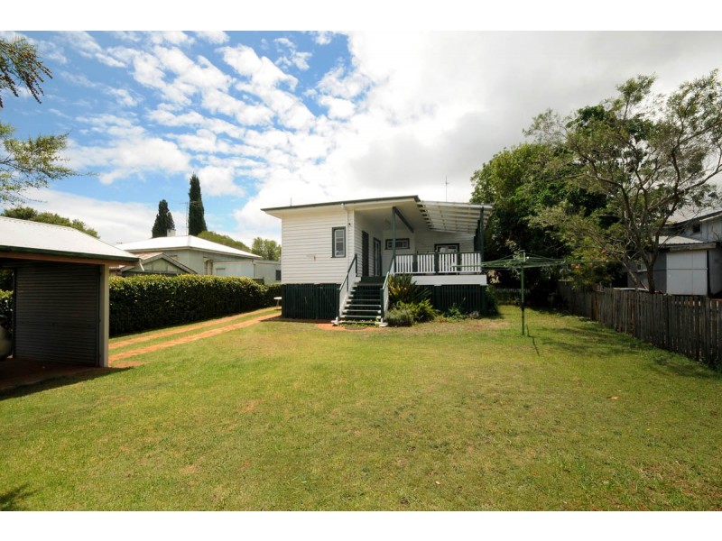 4 Lochel Street, Mount Lofty QLD 4350