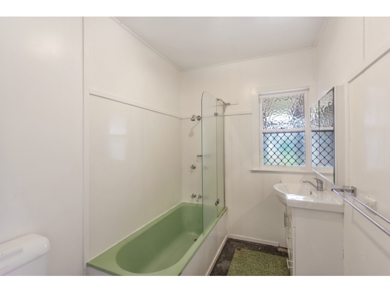 9 Drayton Road, Harristown QLD 4350