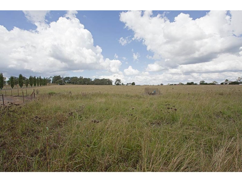 26 Bailey Street, Southbrook QLD 4363