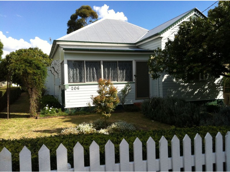 206 Long Street, South Toowoomba QLD 4350