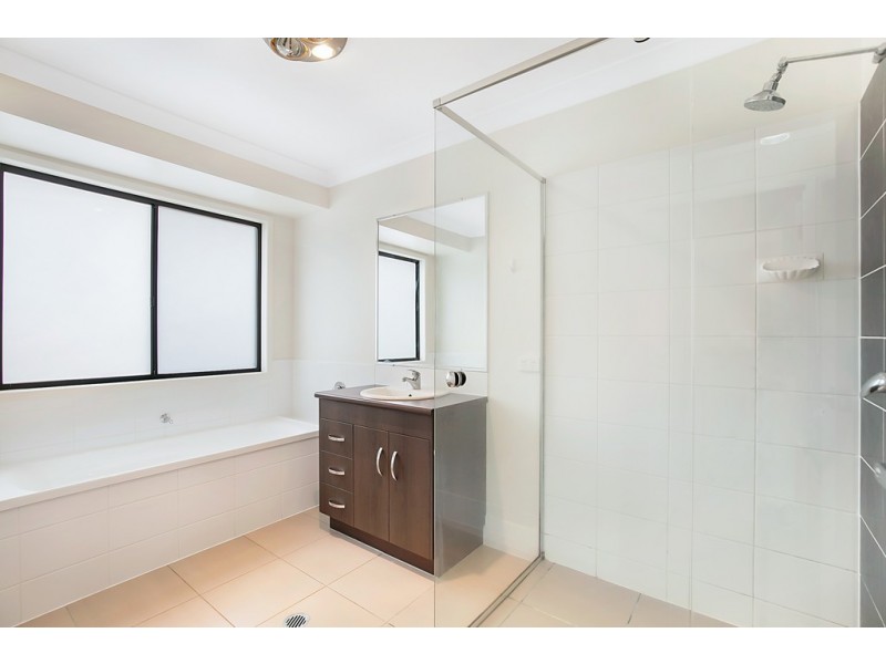 1 Wareena Crescent, Glenvale QLD 4350