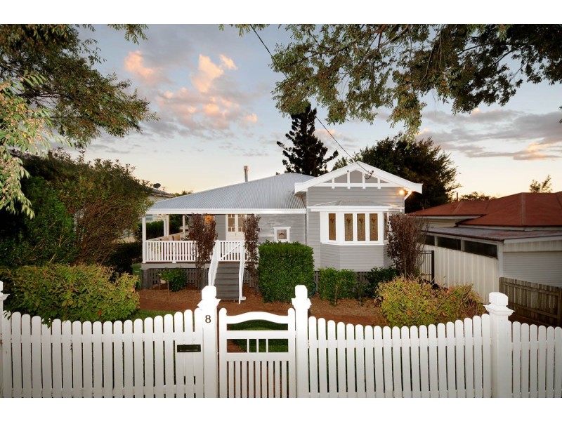 8 Collins Street, Mount Lofty QLD 4350