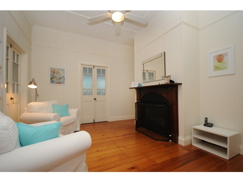 8 Collins Street, Mount Lofty QLD 4350