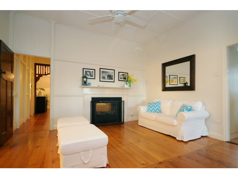 8 Collins Street, Mount Lofty QLD 4350