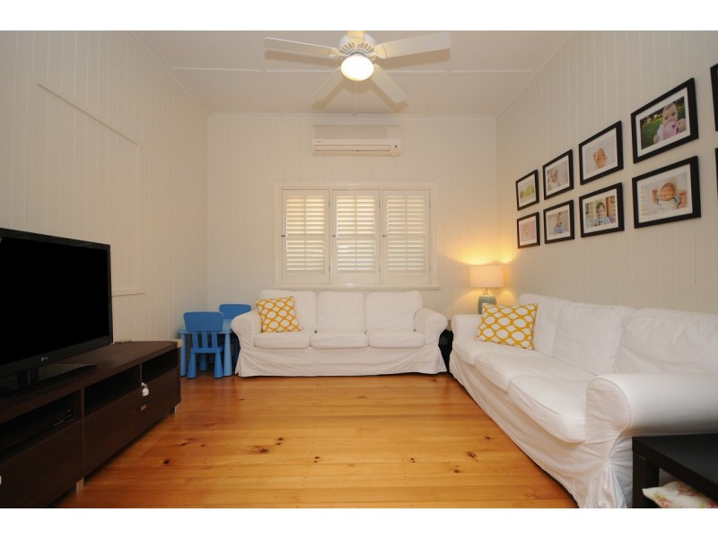 8 Collins Street, Mount Lofty QLD 4350