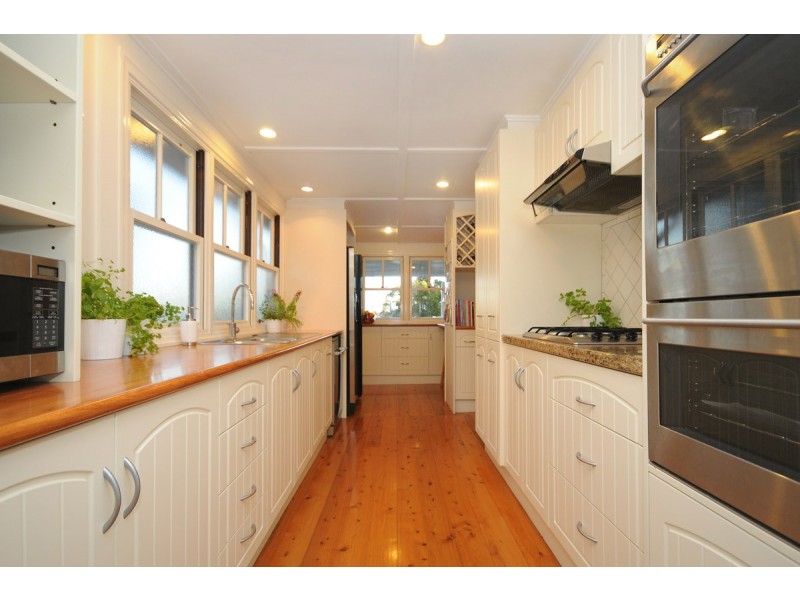 8 Collins Street, Mount Lofty QLD 4350