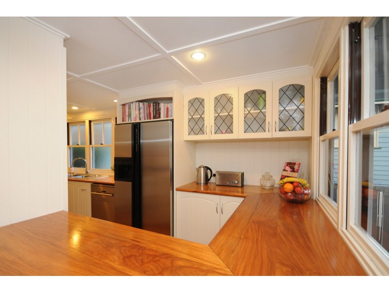8 Collins Street, Mount Lofty QLD 4350