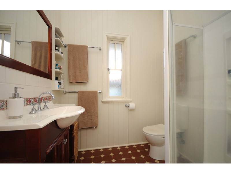 8 Collins Street, Mount Lofty QLD 4350