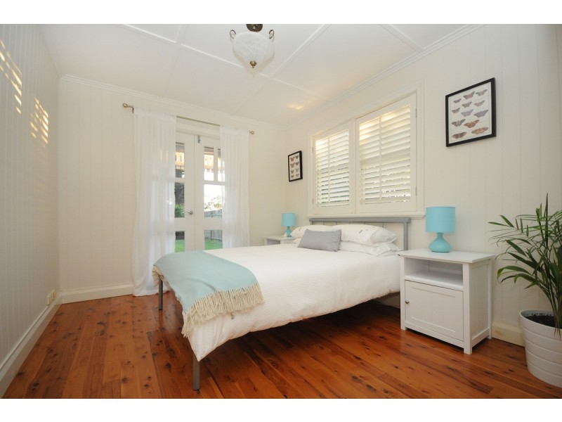 8 Collins Street, Mount Lofty QLD 4350