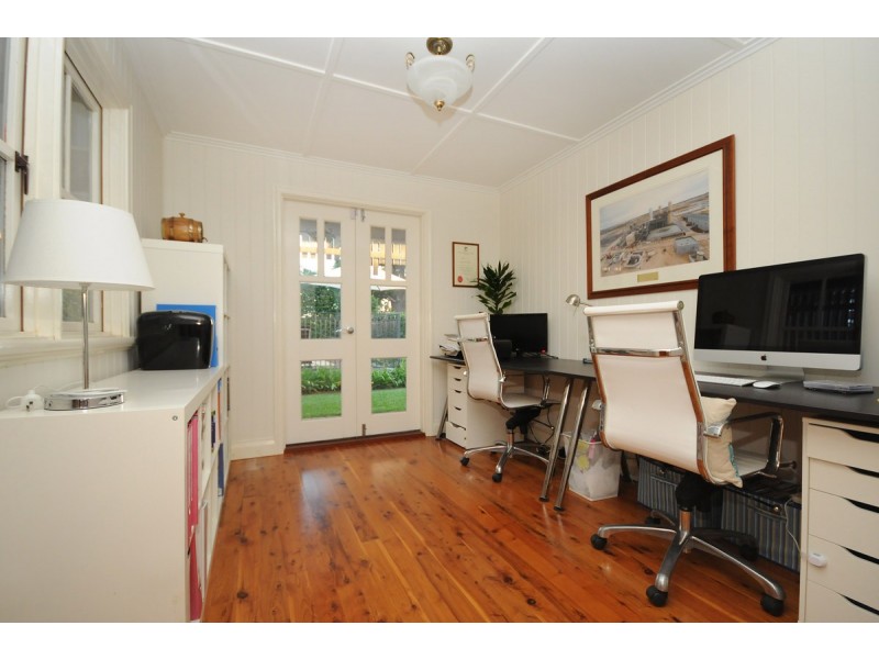 8 Collins Street, Mount Lofty QLD 4350