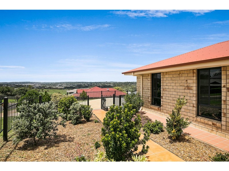 19 McShane Drive, Mount Kynoch QLD 4350