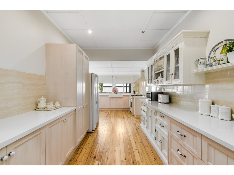 16 Rhyde Street, Mount Lofty QLD 4350