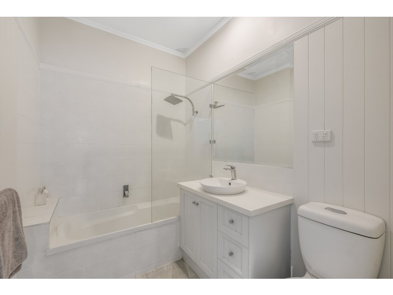 16 Rhyde Street, Mount Lofty QLD 4350