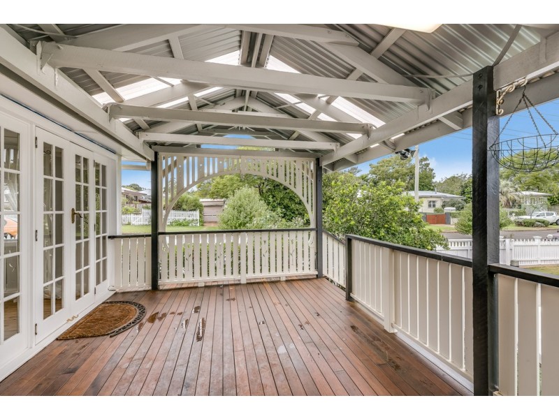 16 Rhyde Street, Mount Lofty QLD 4350