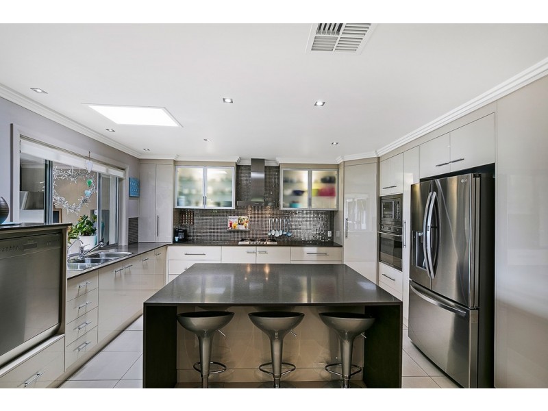 15 Coventry Court, Mount Lofty QLD 4350