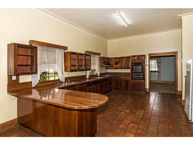 22 Hilltop Drive, Blue Mountain Heights QLD 4350