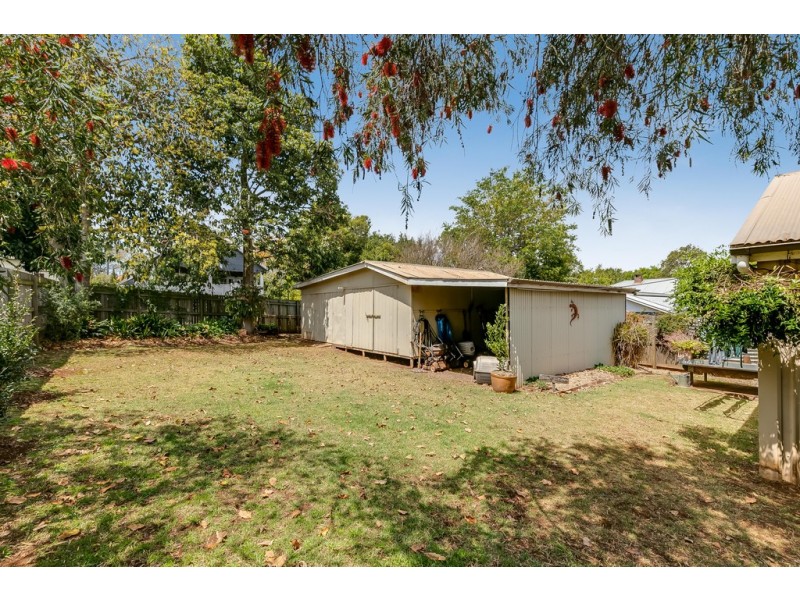 8 Beatty Street, Mount Lofty QLD 4350