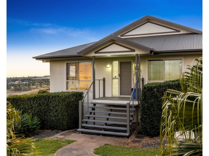 13 Dodson Crescent, Mount Kynoch QLD 4350
