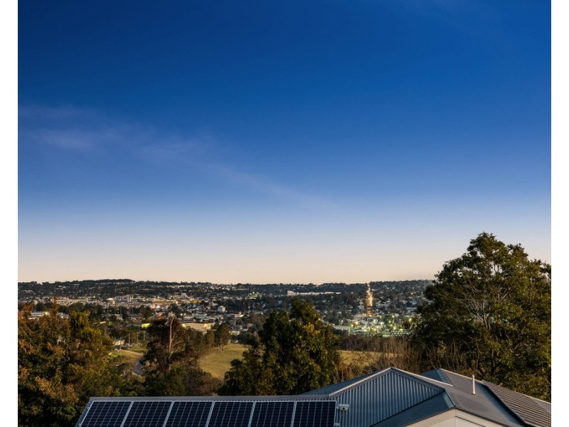 13 Dodson Crescent, Mount Kynoch QLD 4350