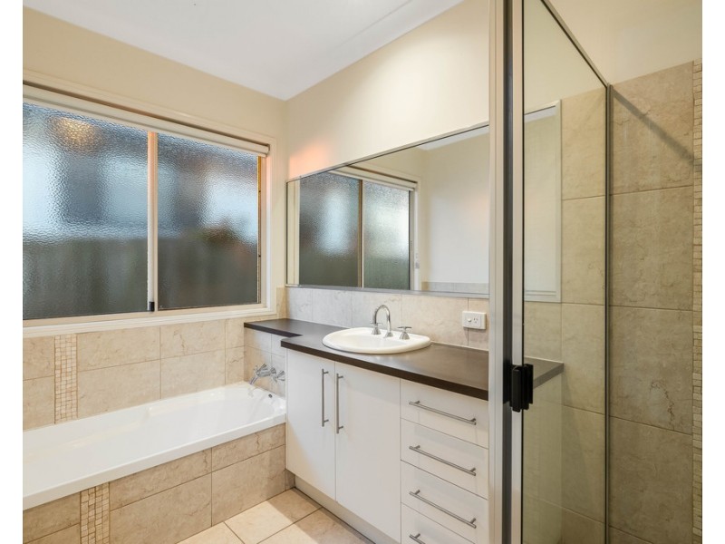 13 Dodson Crescent, Mount Kynoch QLD 4350