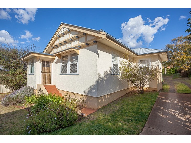 18 Seaton Street, South Toowoomba QLD 4350