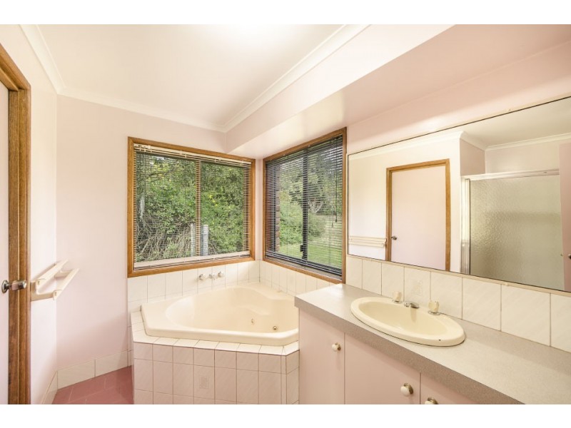 10 Abif Street, Cotswold Hills QLD 4350