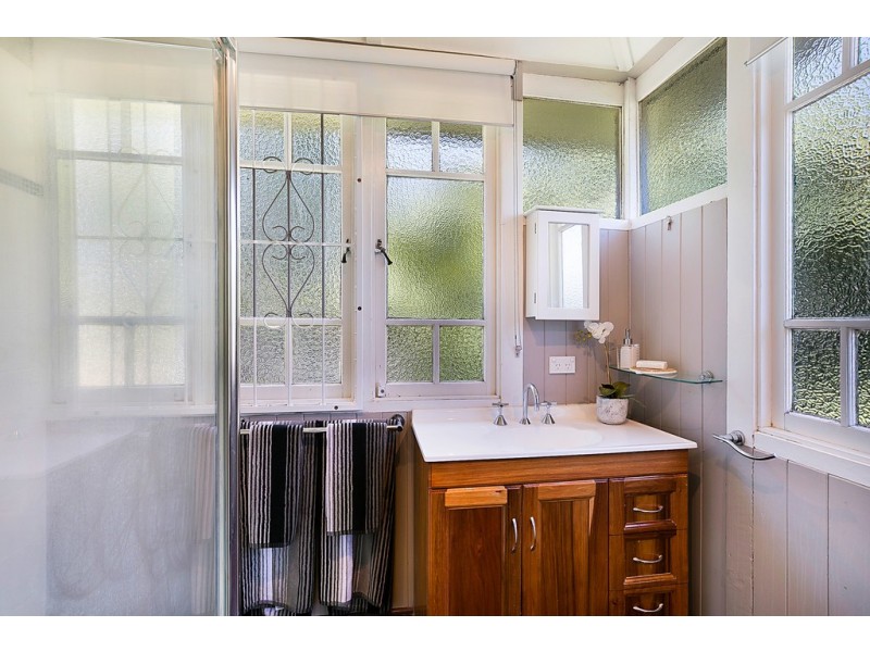 6 Collins Street, Mount Lofty QLD 4350