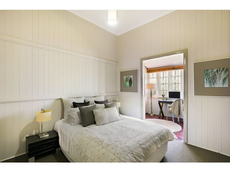 6 Collins Street, Mount Lofty QLD 4350