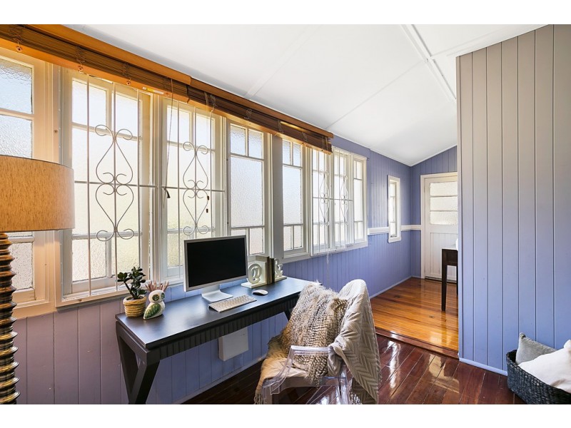 6 Collins Street, Mount Lofty QLD 4350