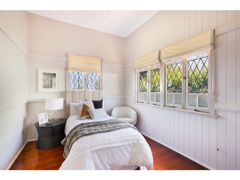 6 Collins Street, Mount Lofty QLD 4350