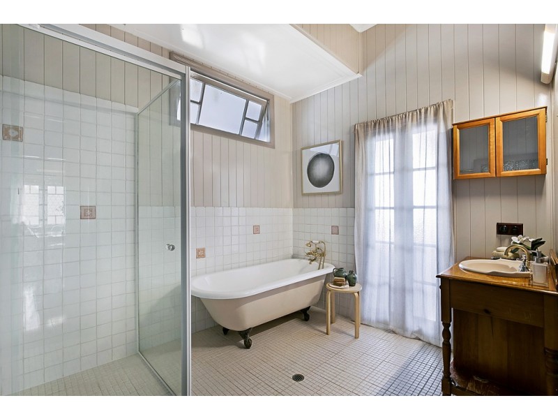 6 Collins Street, Mount Lofty QLD 4350