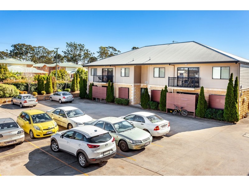 Unit 2/1-3 Uniplaza Court, Kearneys Spring QLD 4350