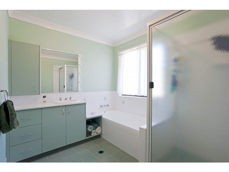 4 Belmore Drive, Withcott QLD 4352