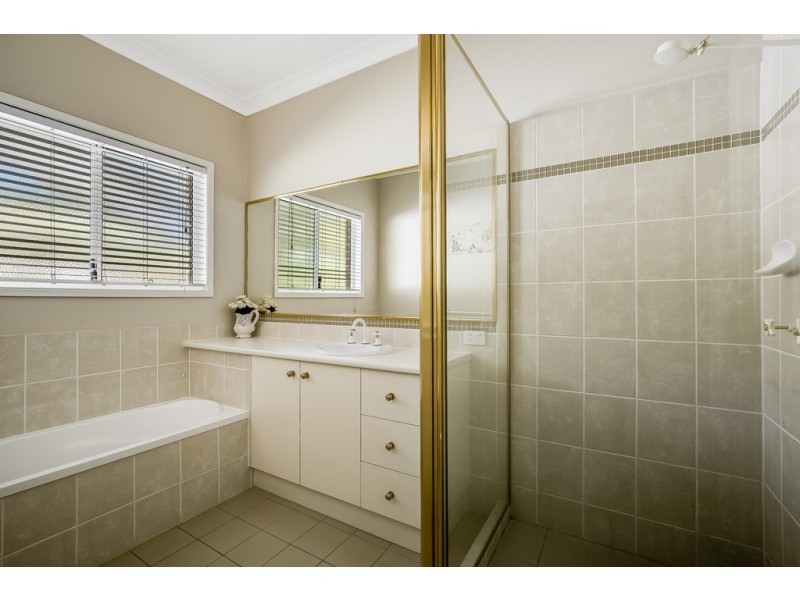 25 Roderick Drive, Cotswold Hills QLD 4350