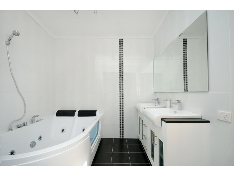 31 West Street, Newtown QLD 4350