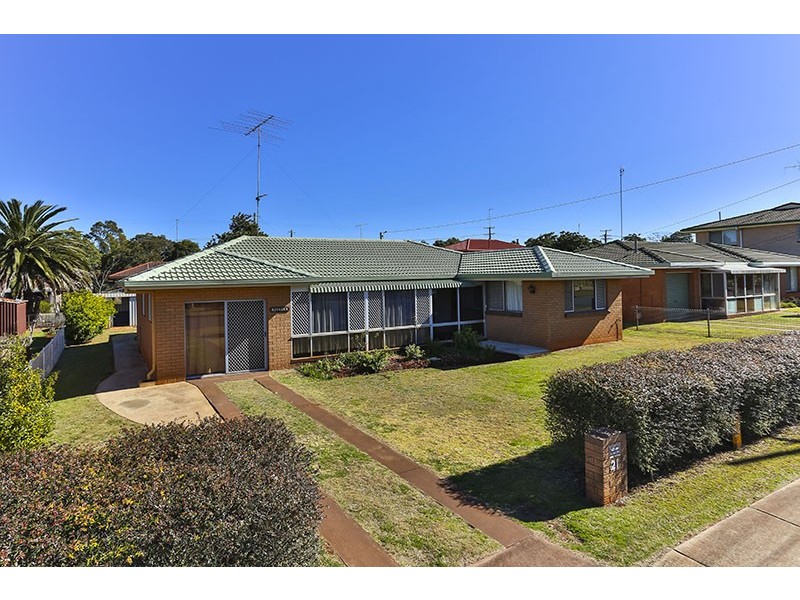 21 Sampson Street, Wilsonton QLD 4350