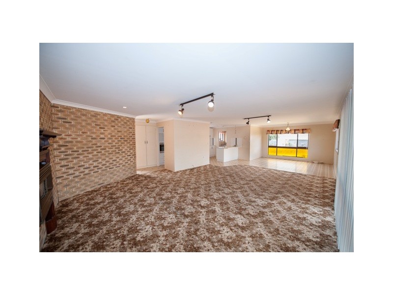 16 Hazel Street, Centenary Heights QLD 4350
