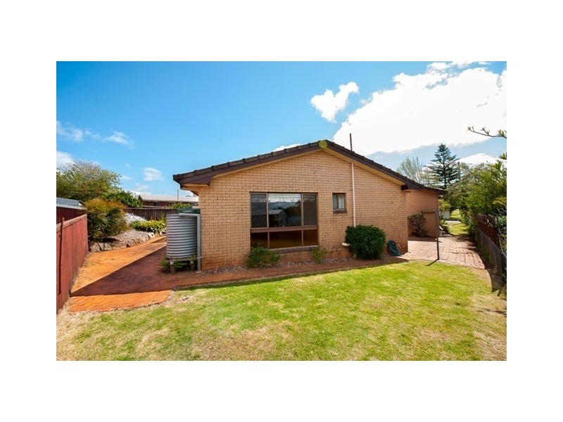 16 Hazel Street, Centenary Heights QLD 4350