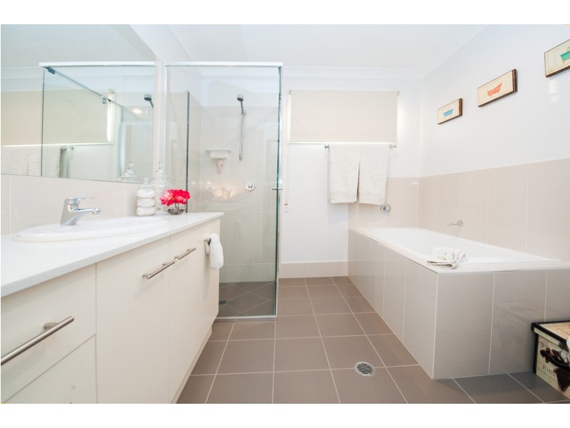 18 Willowburn Drive, Rockville QLD 4350