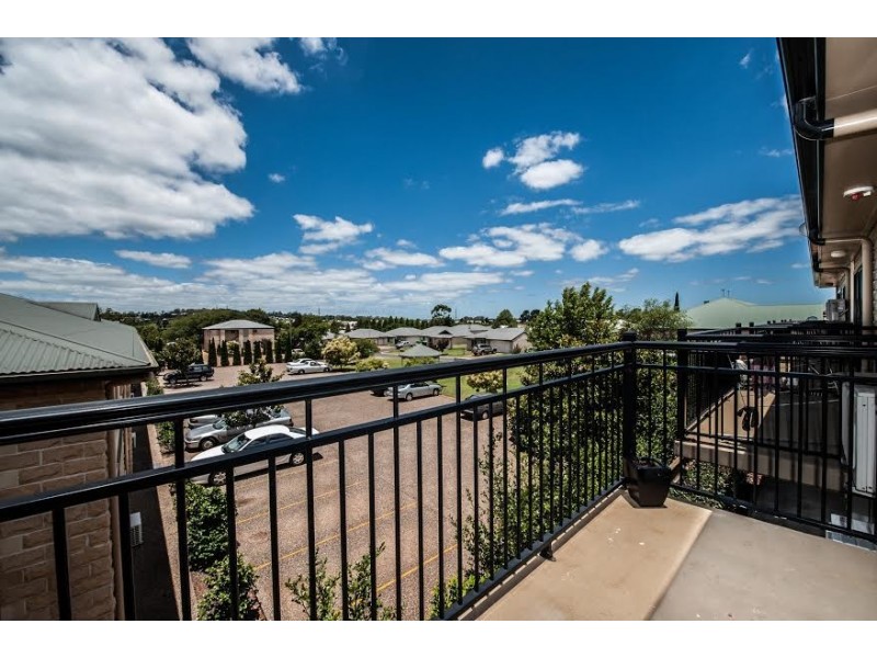 18/1-3 Uniplaza Court, Kearneys Spring QLD 4350