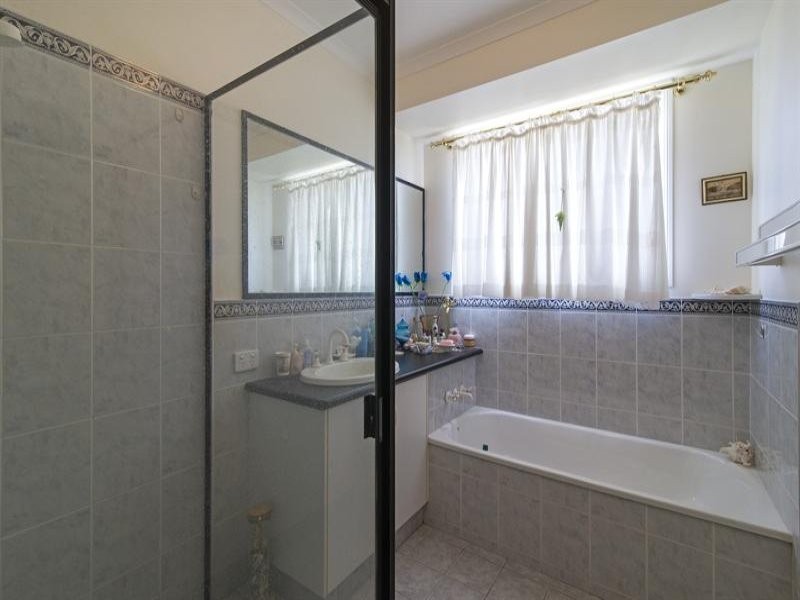 2 Carys Road, Glenvale QLD 4350