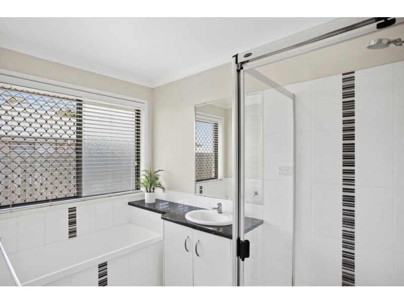 25 Kurrawa Crescent, Glenvale QLD 4350