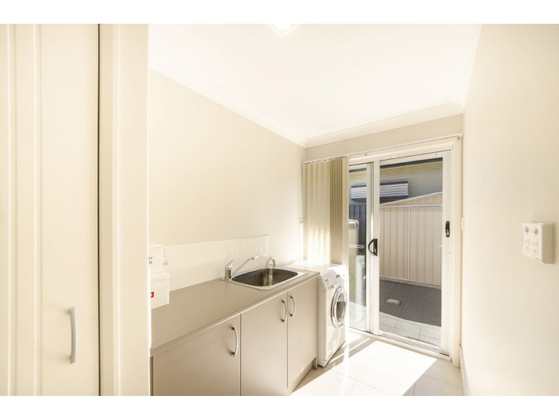 Unit 1/318-320 West Street, Kearneys Spring QLD 4350