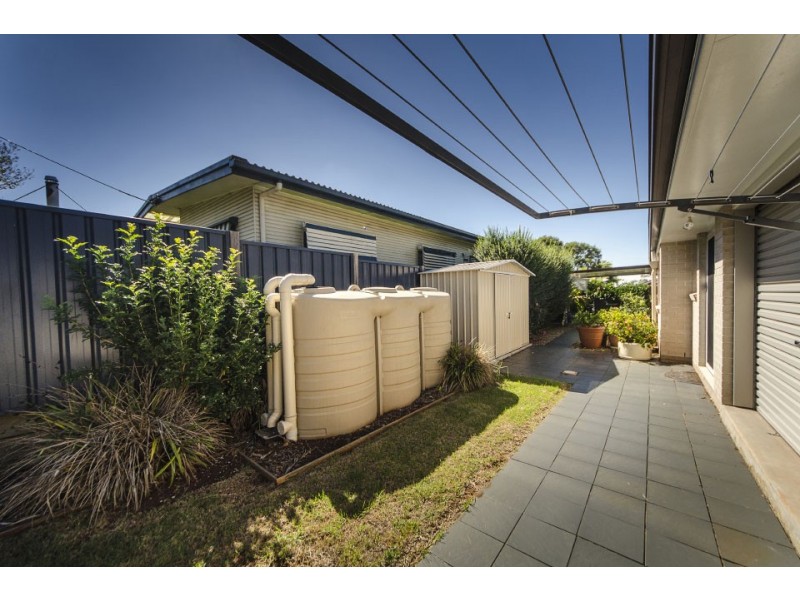 Unit 1/318-320 West Street, Kearneys Spring QLD 4350