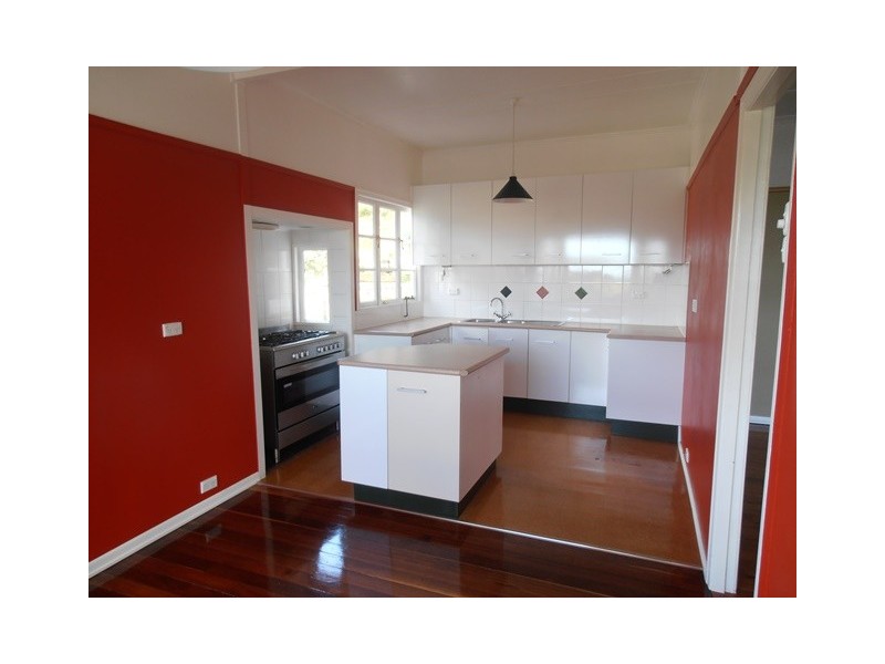 3A Curzon, Mount Lofty QLD 4350